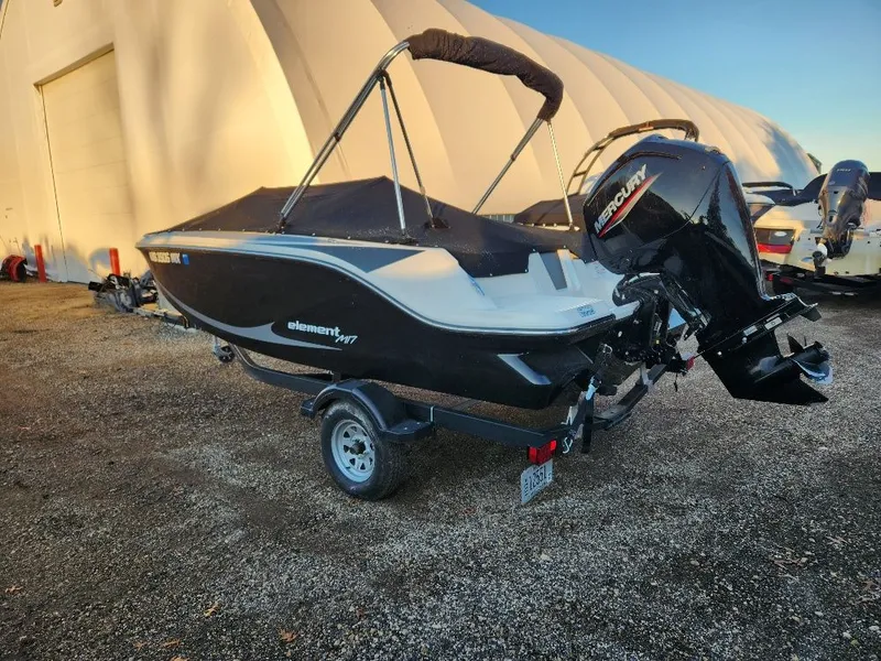 Slide: The Image of Bayliner M-17 2022 - 2