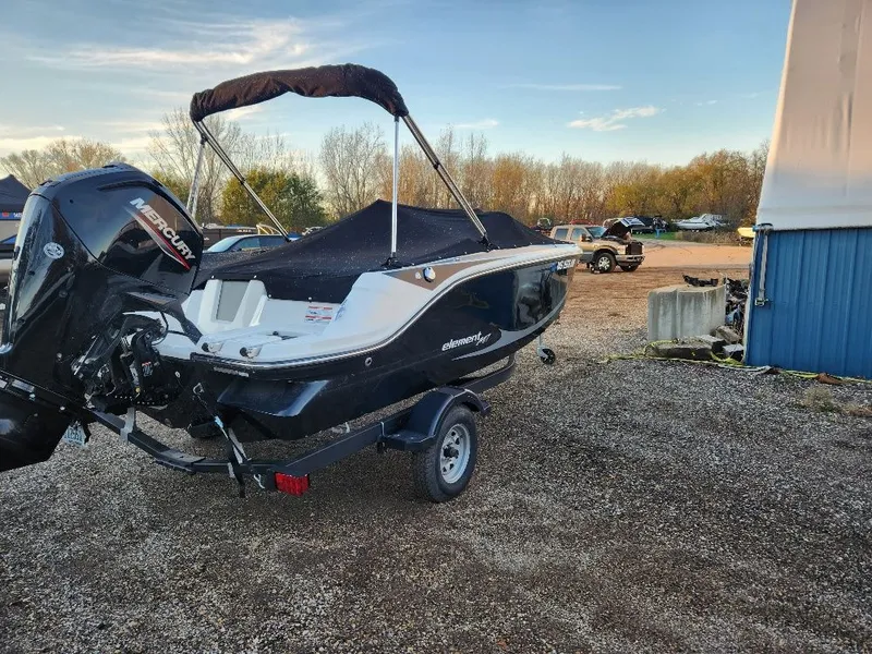 Slide: The Image of Bayliner M-17 2022 - 4