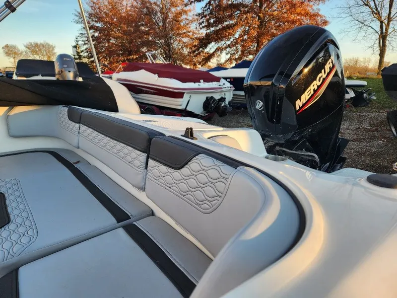 Slide: The Image of Bayliner M-17 2022 - 5