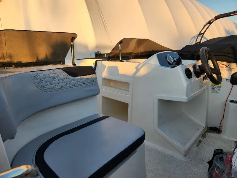 Slide: The Image of Bayliner M-17 2022 - 6