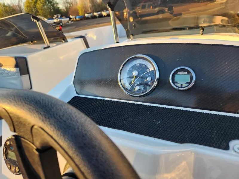 Slide: The Image of Bayliner M-17 2022 - 9