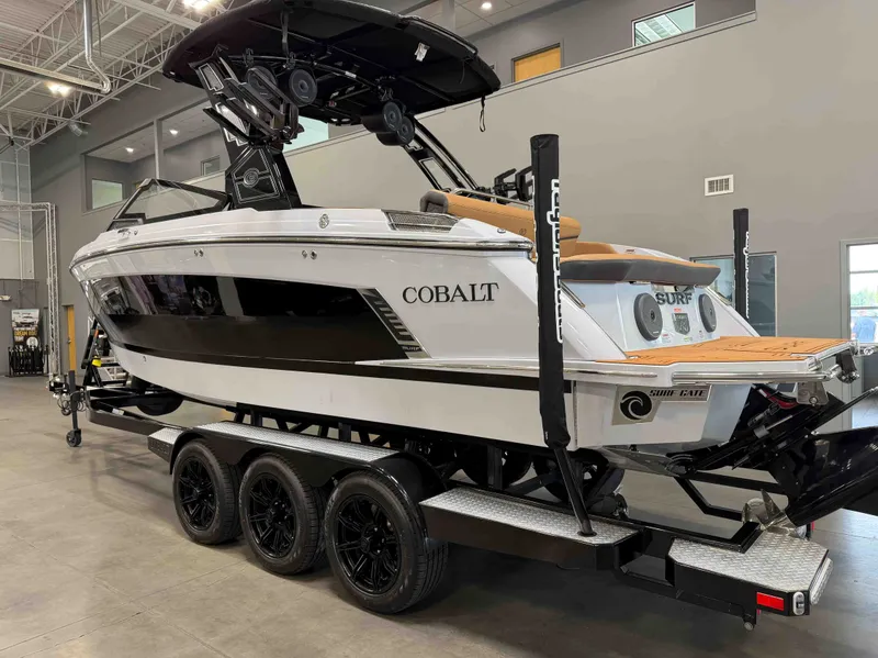 Slide: The Image of Cobalt Boats R6 SURF 2025 - 3