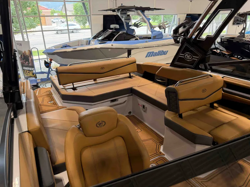 Slide: The Image of Cobalt Boats R6 SURF 2025 - 32