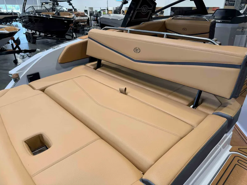 Slide: The Image of Cobalt Boats R6 SURF 2025 - 39