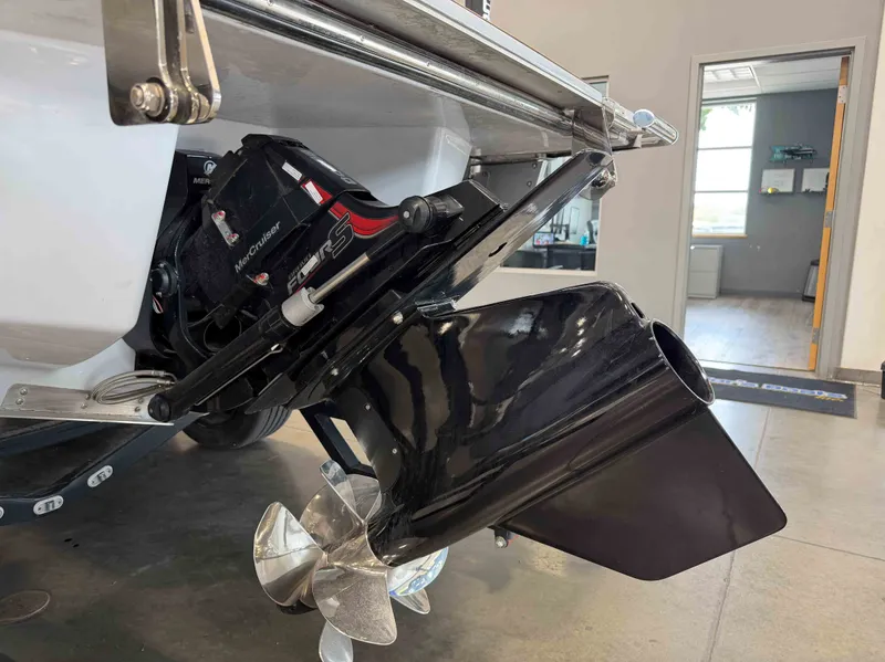 Slide: The Image of Cobalt Boats R6 SURF 2025 - 7