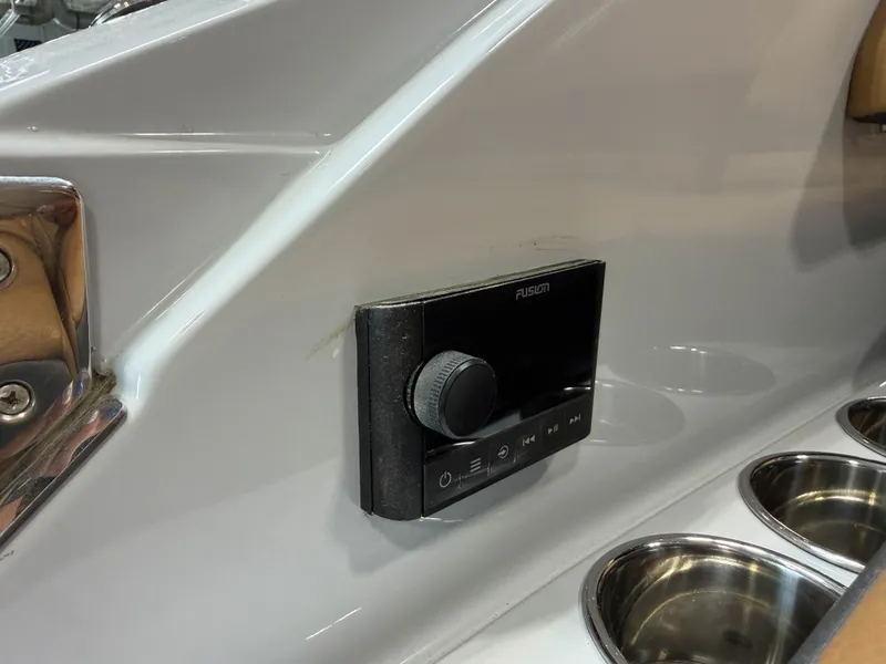 Slide: The Image of Cobalt Boats R6 SURF 2025 - 41