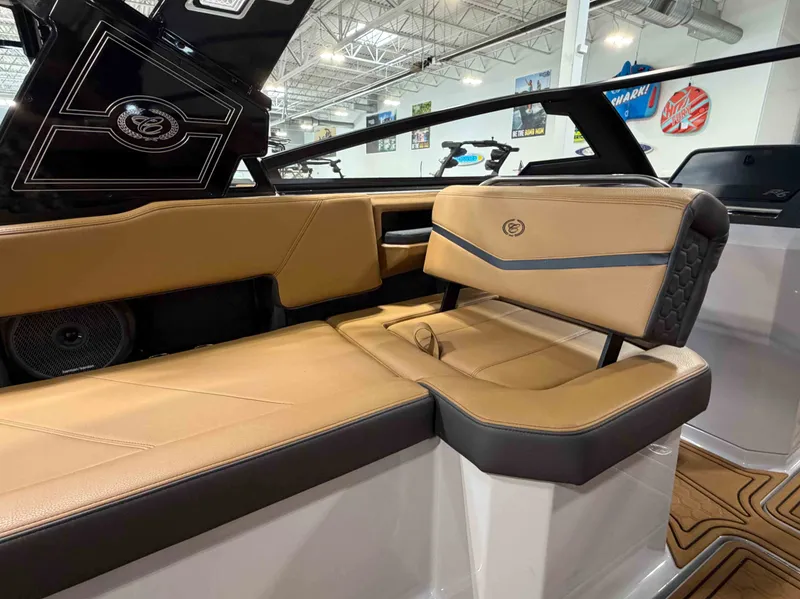 Slide: The Image of Cobalt Boats R6 SURF 2025 - 29