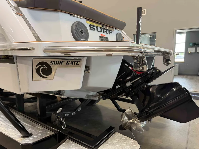 Slide: The Image of Cobalt Boats R6 SURF 2025 - 5
