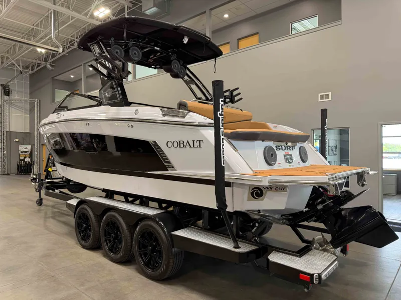 Slide: The Image of Cobalt Boats R6 SURF 2025 - 4
