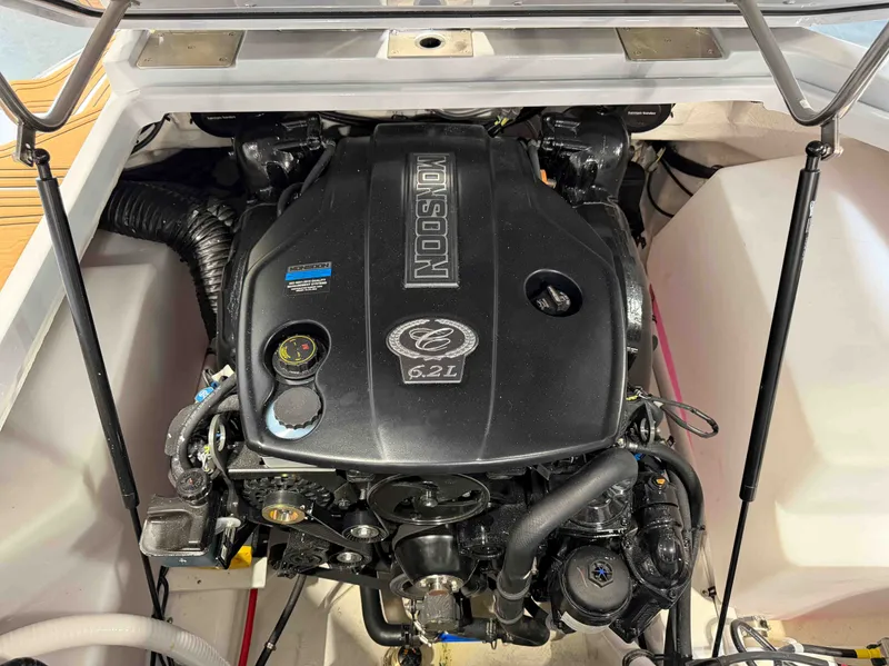 Slide: The Image of Cobalt Boats R6 SURF 2025 - 42