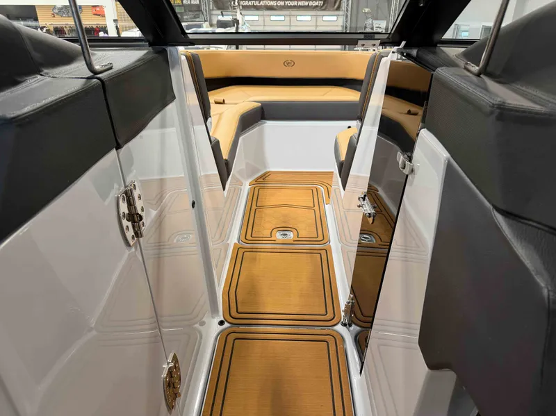 Slide: The Image of Cobalt Boats R6 SURF 2025 - 35