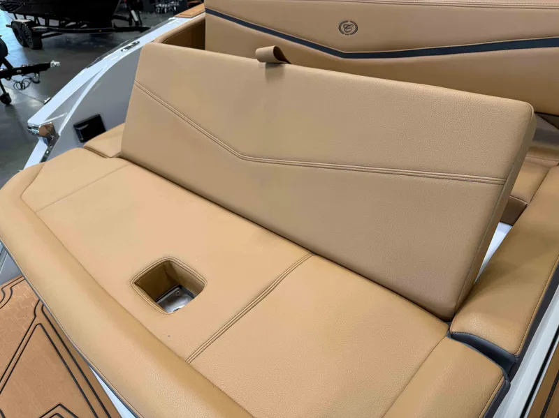Slide: The Image of Cobalt Boats R6 SURF 2025 - 40