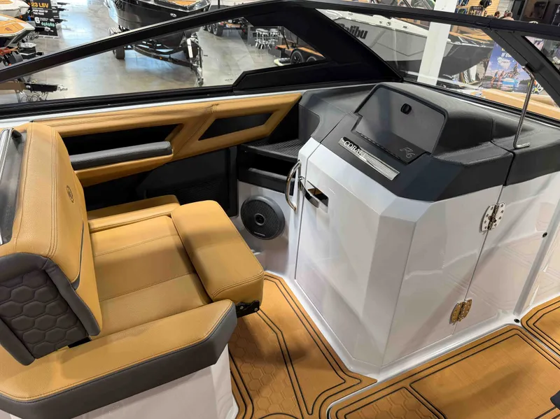 Slide: The Image of Cobalt Boats R6 SURF 2025 - 23
