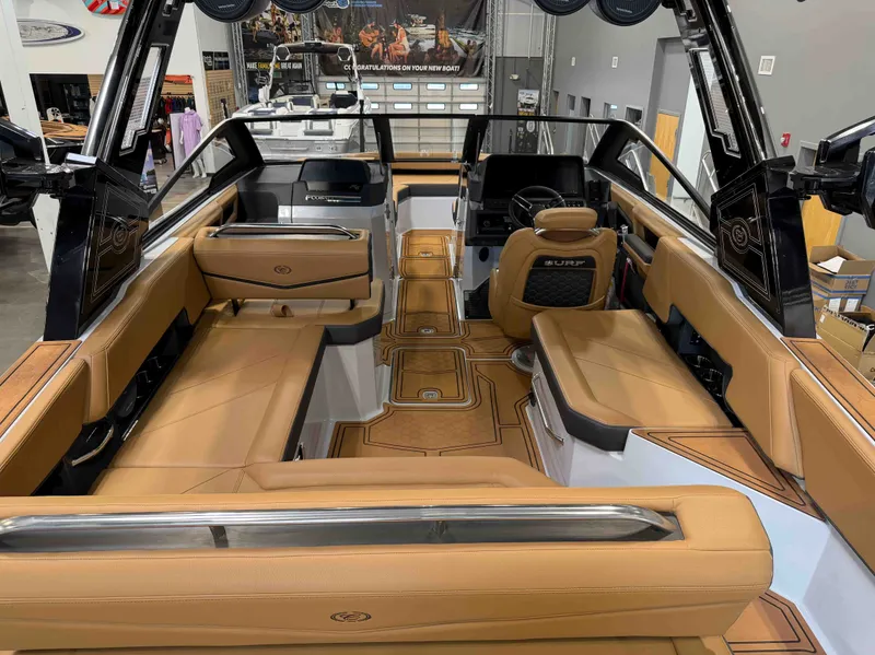 Slide: The Image of Cobalt Boats R6 SURF 2025 - 15