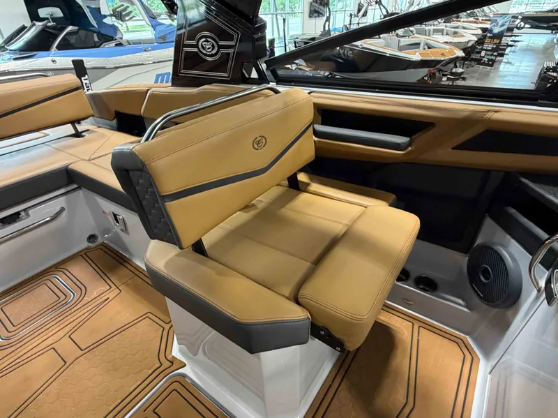 Slide: The Image of Cobalt Boats R6 SURF 2025 - 27