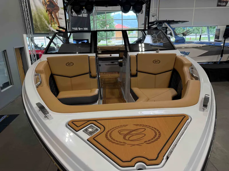 Slide: The Image of Cobalt Boats R6 SURF 2025 - 11