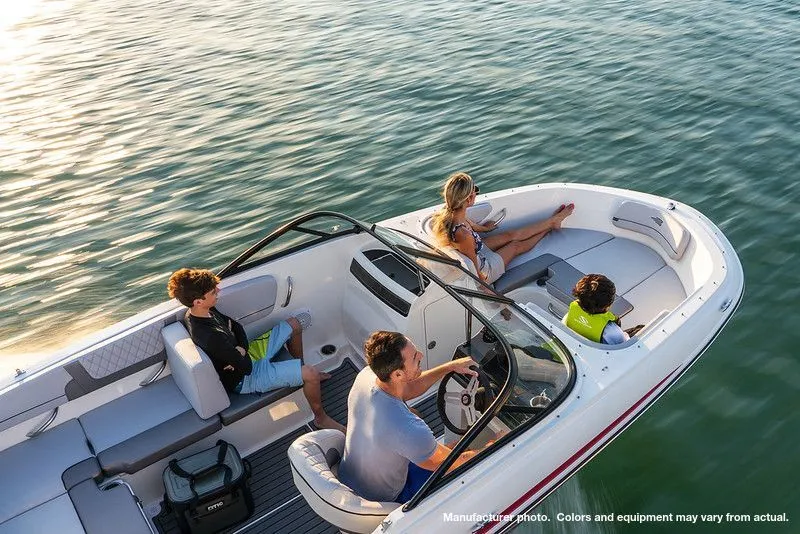 Slide: The Image of Bayliner VR4 2025 - 1