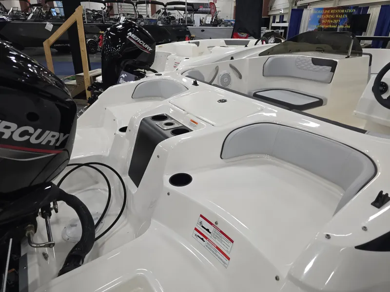 Slide: The Image of Bayliner M17 2025 - 16