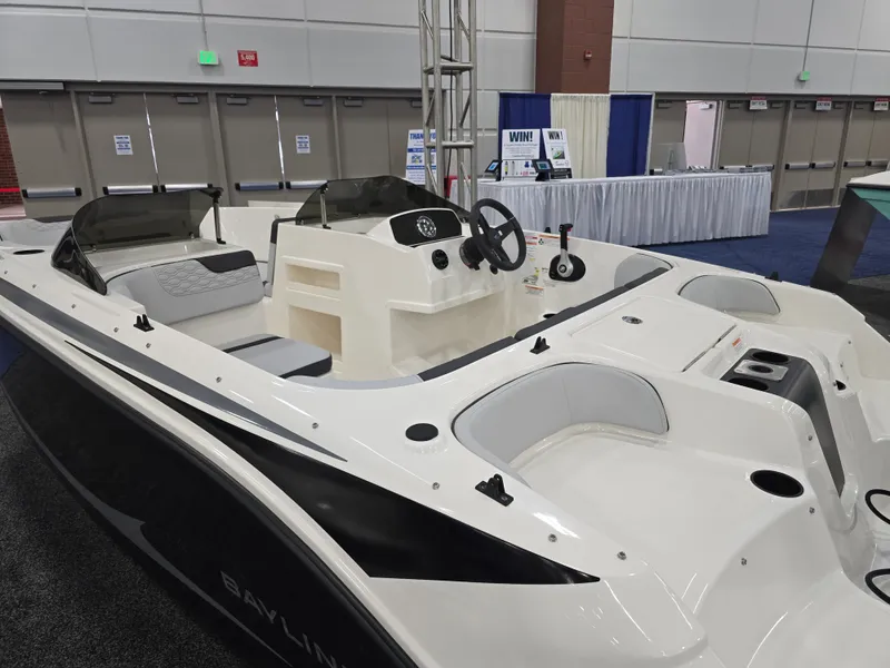 Slide: The Image of Bayliner M17 2025 - 19