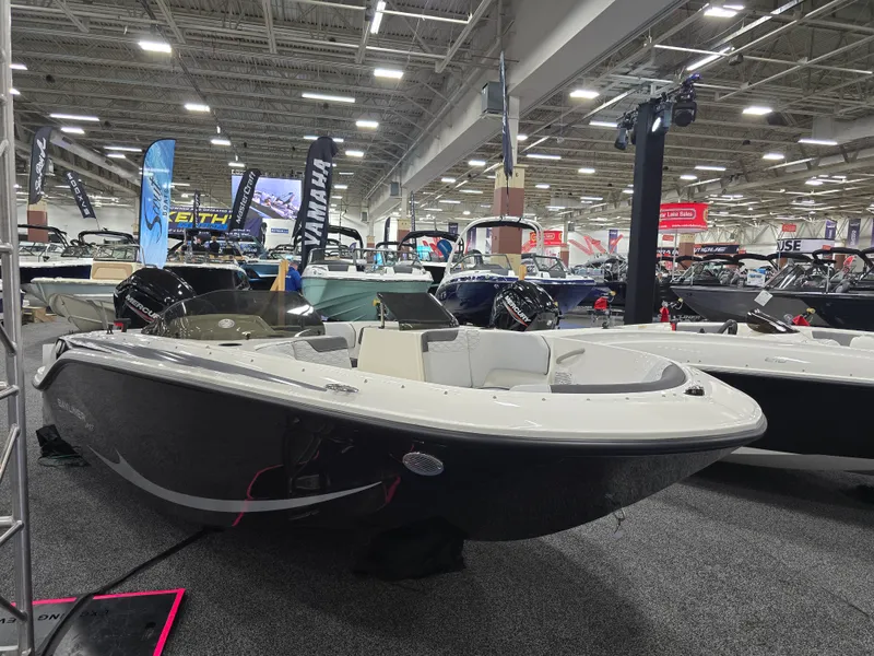 Slide: The Image of Bayliner M17 2025 - 5