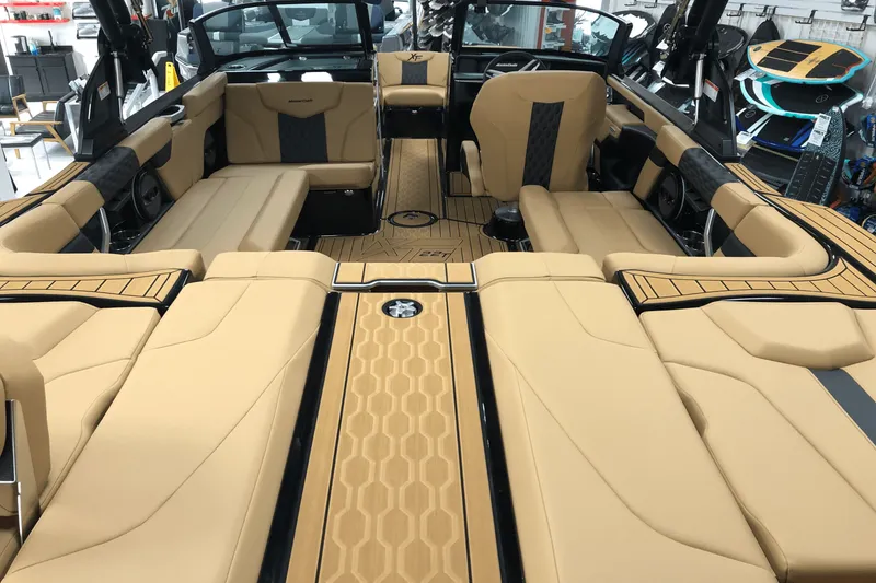 Slide: The Image of Mastercraft XT22 T 2025 - 10