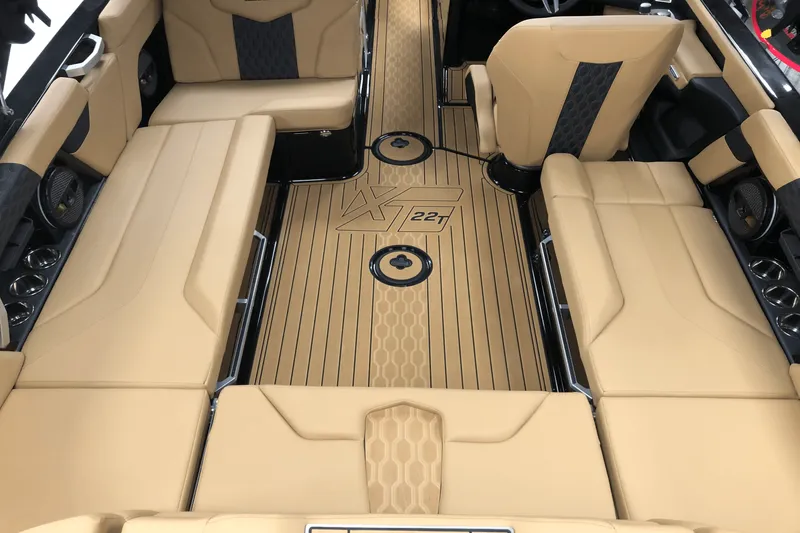 Slide: The Image of Mastercraft XT22 T 2025 - 12