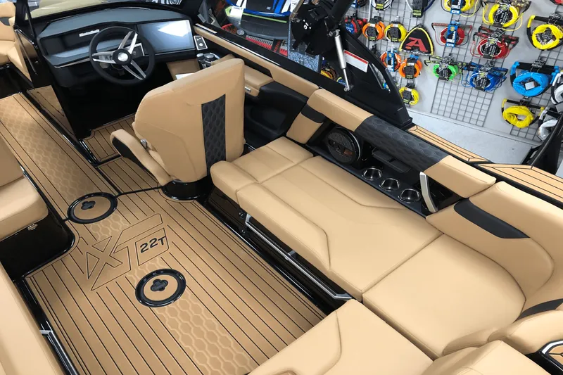 Slide: The Image of Mastercraft XT22 T 2025 - 14