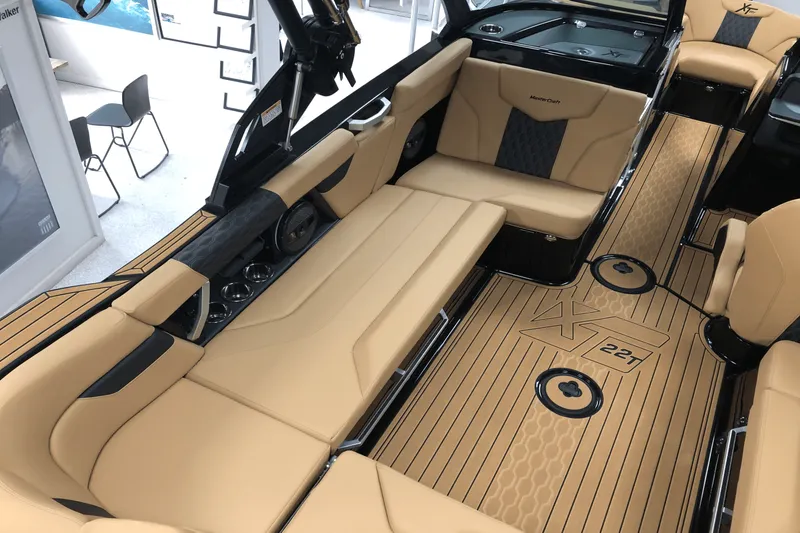 Slide: The Image of Mastercraft XT22 T 2025 - 15