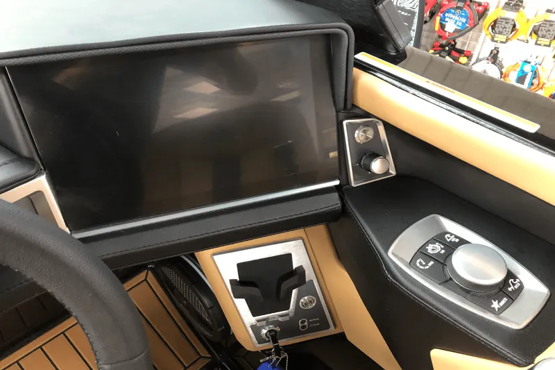 Slide: The Image of Mastercraft XT22 T 2025 - 22