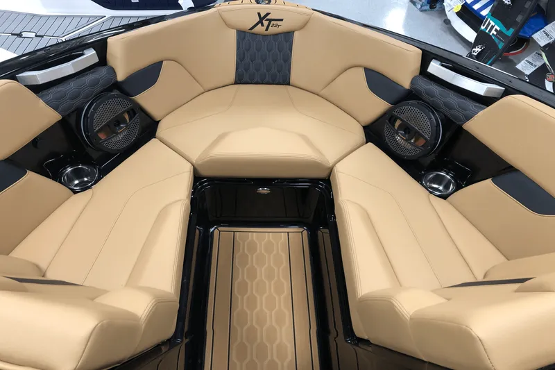 Slide: The Image of Mastercraft XT22 T 2025 - 25