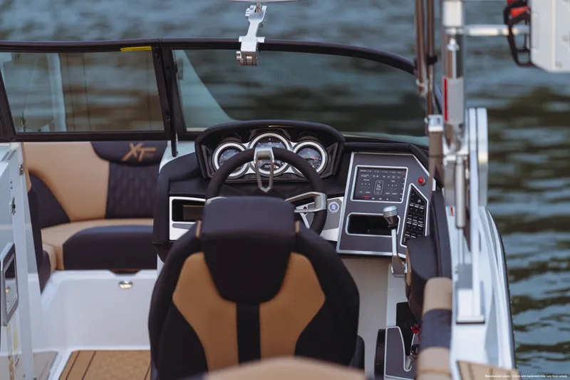 Slide: The Image of Mastercraft XT22 T 2025 - 40