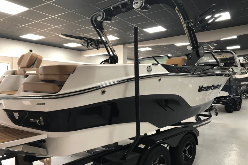 Slide: The Image of Mastercraft XT22 T 2025 - 5