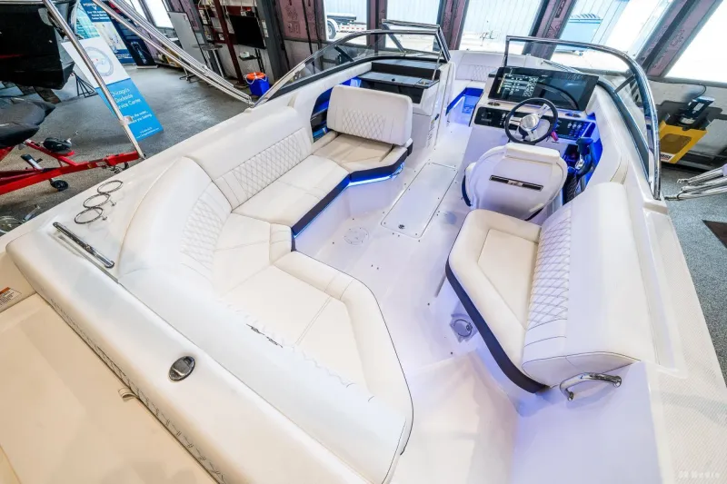 Slide: The Image of Sea Ray 230 SLX 2020 - 19