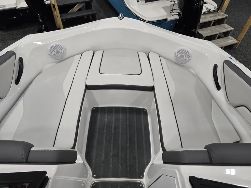 Slide: The Image of Yamaha 190SX 2025 - 3