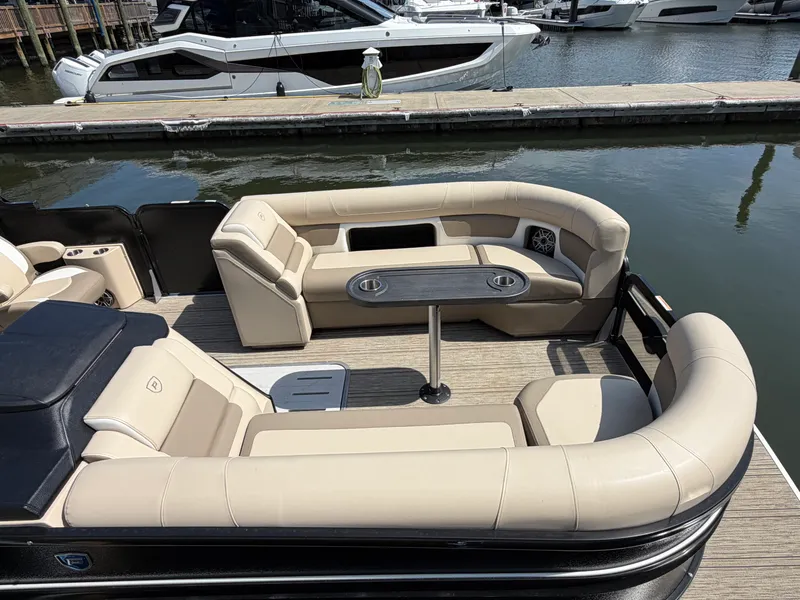 Slide: The Image of Premier 250 SOLARIS REV 2025 - 12