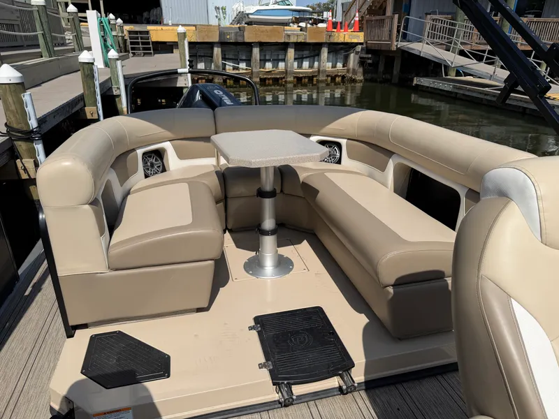 Slide: The Image of Premier 250 SOLARIS REV 2025 - 5