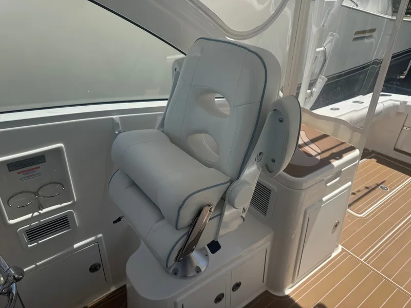 Slide: The Image of Albemarle 30 Express 2022 - 20