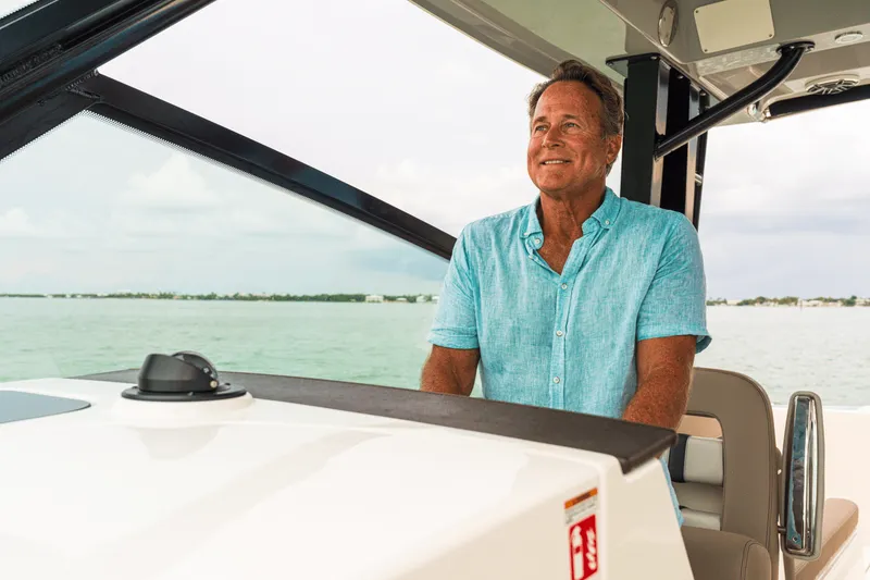 Slide: The Image of Boston Whaler 330 Vantage 2026 - 18