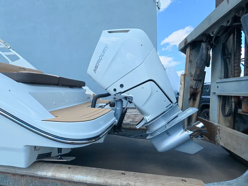 Slide: The Image of Sea Ray SDX 270 Outboard 2026 - 5