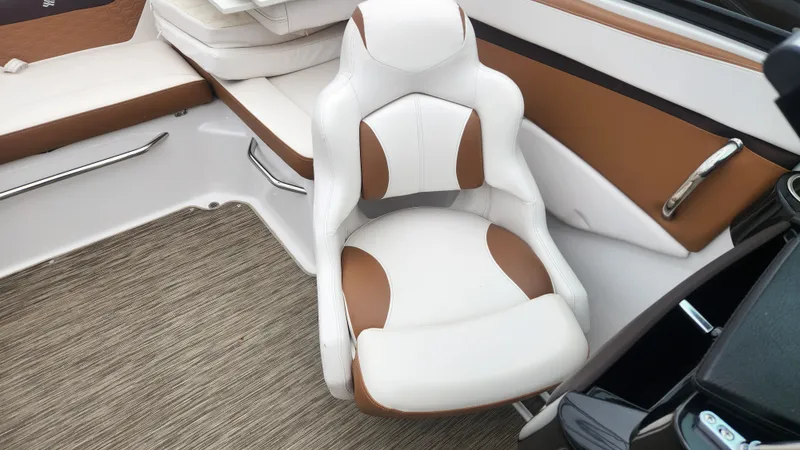 Slide: The Image of Four Winns HD 200 2018 - 37