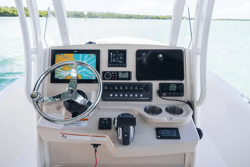 Slide: The Image of Boston Whaler 250 Dauntless 2025 - 60