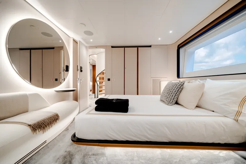 Slide: The Image of Azimut 36 METER 2024 - 102