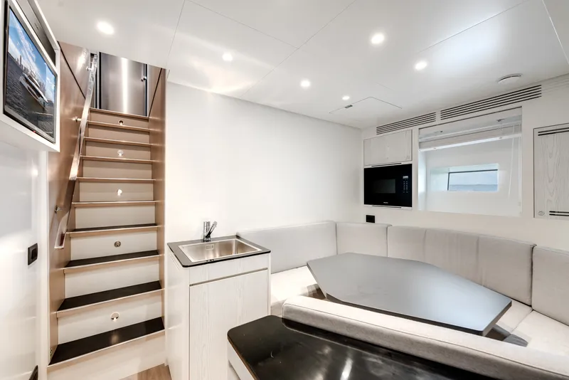 Slide: The Image of Azimut AZ36 2024 - 123