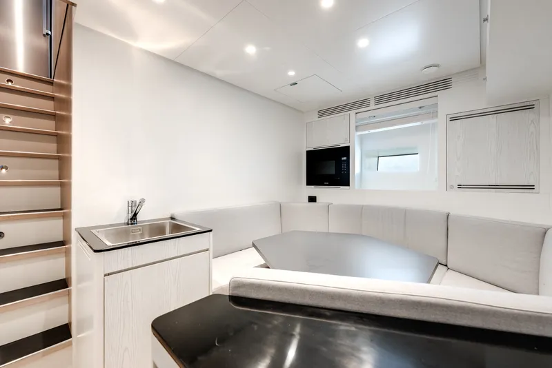 Slide: The Image of Azimut AZ36 2024 - 124