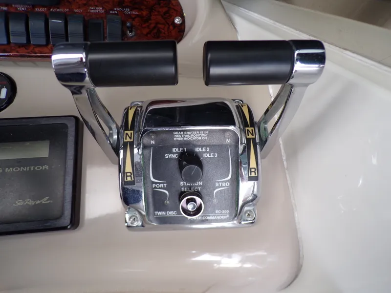 Slide: The Image of Sea Ray 410 EXPRESS 2000 - 38