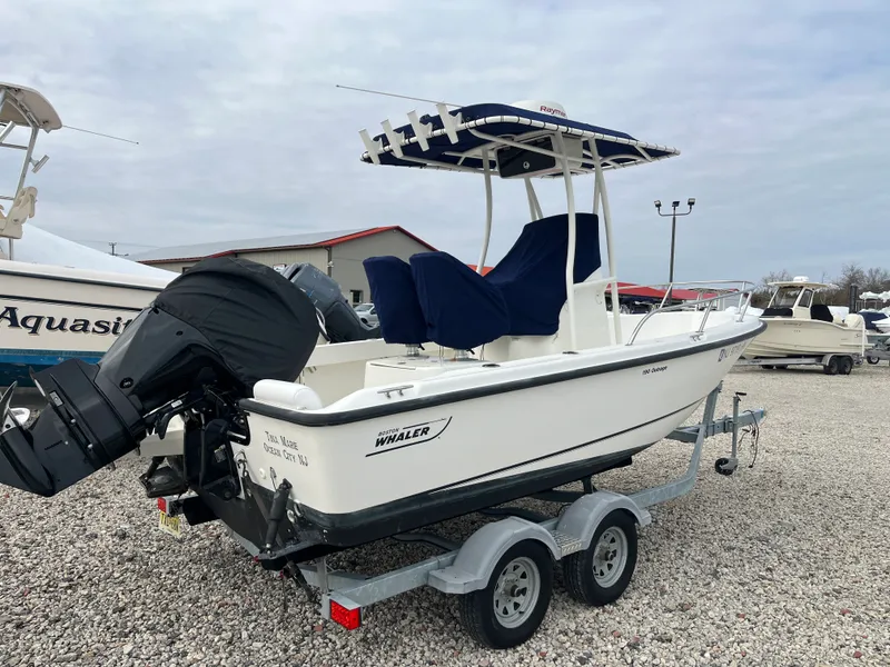 Slide: The Image of Boston Whaler 190 OUTRAGE 2021 - 10