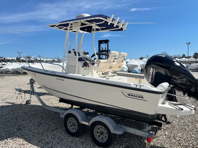 Slide: The Image of Boston Whaler 190 OUTRAGE 2021 - 2