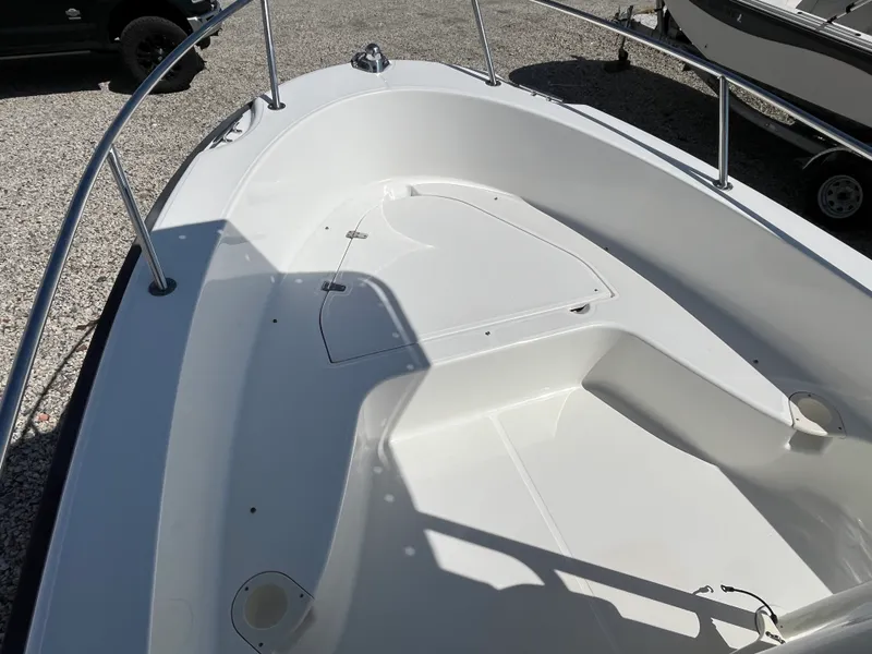 Slide: The Image of Boston Whaler 190 OUTRAGE 2021 - 4