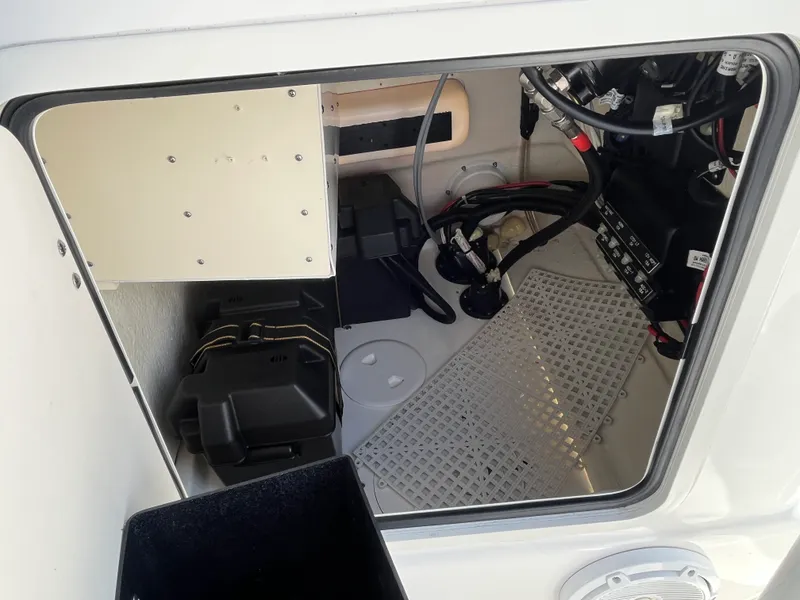 Slide: The Image of Boston Whaler 190 OUTRAGE 2021 - 5