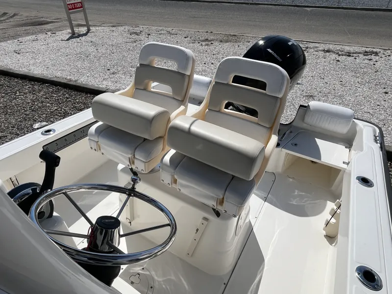 Slide: The Image of Boston Whaler 190 OUTRAGE 2021 - 6